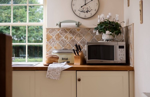 West Heslerton Cottage | Dairy Cottage - sleeping 4 guests in 2 bedrooms