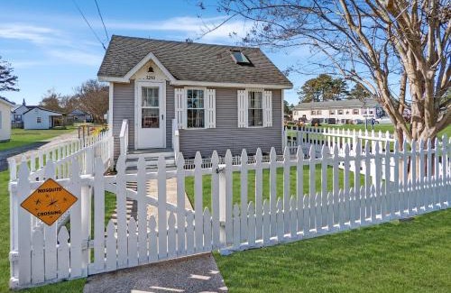 Chincoteague House | Daisey Cottage - Pet friendly with fenced yard!