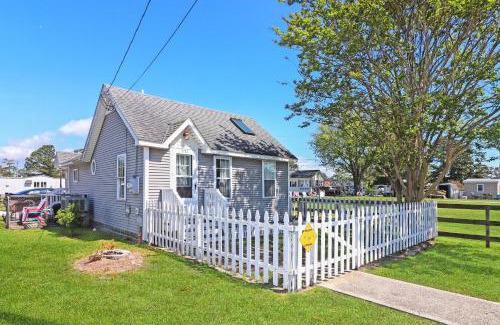 Chincoteague House | Daisey Cottage - Pet friendly with fenced yard!
