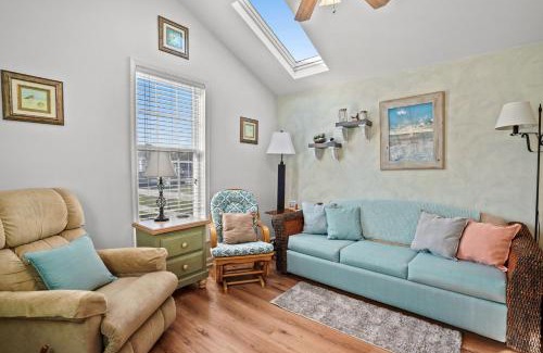 Chincoteague House | Daisey Cottage - Pet friendly with fenced yard!
