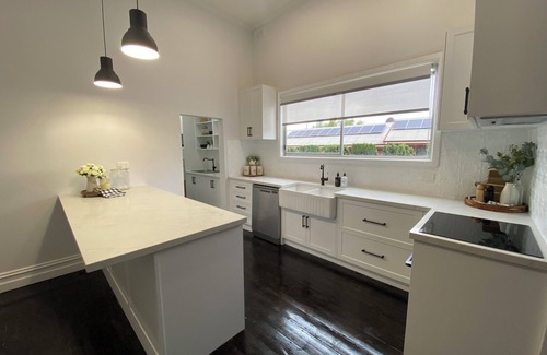Golden Square House | Daisy Cottage - 4 bedrooms, Close to CBD