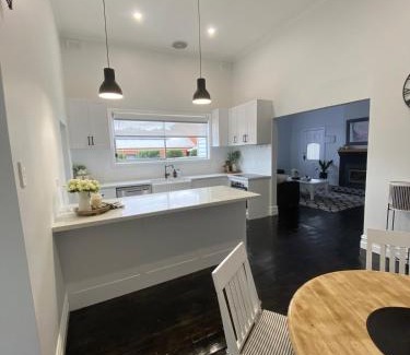 Golden Square House | Daisy Cottage, 4 bedrooms, close to CBD