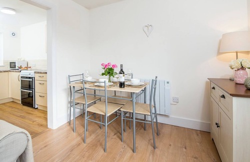 Whitland Cottage | Daisy Cottage, Holiday Cottage Llanfallteg, Near Narberth, Sleeps 4, 2 bedrooms, bathrooms