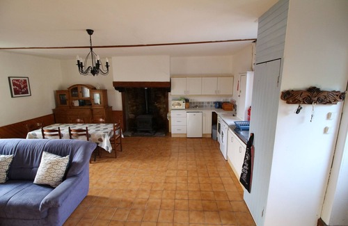 Mohon House | Daisy cottage in a quiet hamlet with shared heated outdoor swimming pool.