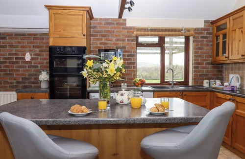 Whitchurch Canonicorum Cottage | DAISY COTTAGE, pet friendly, with hot tub in Charmouth