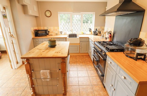 Aubourn Cottage | DAISY COTTAGE, pet friendly, with open fire in Metheringham