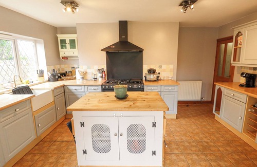 Aubourn Cottage | DAISY COTTAGE, pet friendly, with open fire in Metheringham