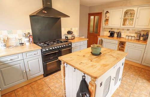 Aubourn Cottage | DAISY COTTAGE, pet friendly, with open fire in Metheringham