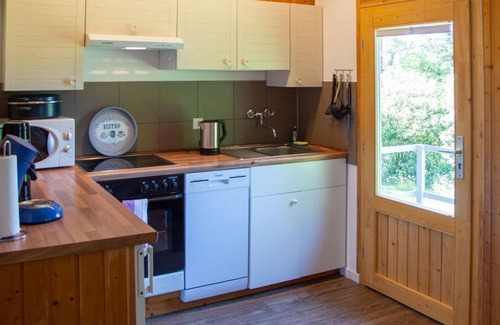 Bell House | Daisy house - holiday home, shower, toilet, 1 bedroom