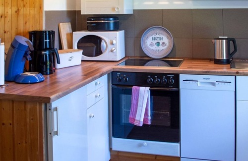 Bell House | Daisy house - holiday home, shower, toilet, 1 bedroom