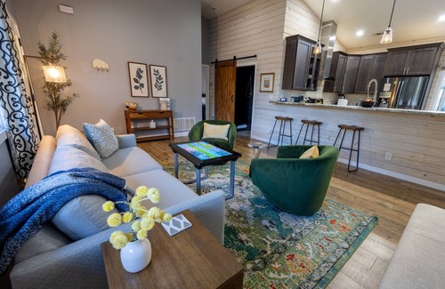 Normal House | Daisy Lane | Hot Tub | Heated Pool | Pool House