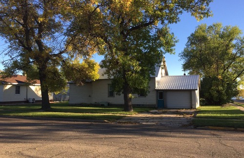 Ashley House | Dakota Hunting House - Furnished for Extended Stays - Pet Friendly