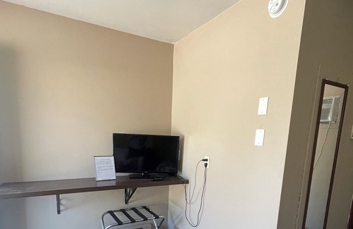 Faulkton House | Dakota Landing Cabins & Motel: Room #2-Cozy, newly remodeled motel room