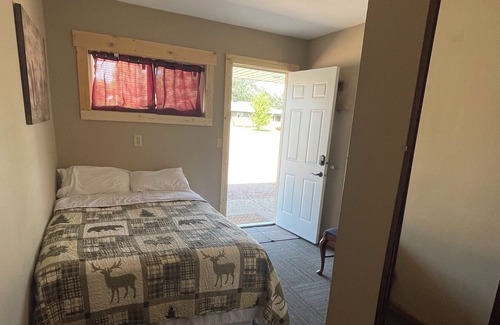 Faulkton House | Dakota Landing Cabins & Motel: Room #3-Cozy, newly remodeled motel room