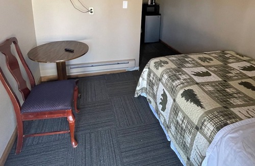 Faulkton House | Dakota Landing Cabins & Motel: Room #4-Cozy, newly remodeled motel room