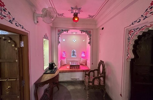 Lake Swaroop Sagar House | Dakshina Haveli Heritage