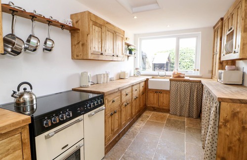 Headlam Cottage | DALE COTTAGE, pet friendly, with hot tub in Ingleton, County Durham