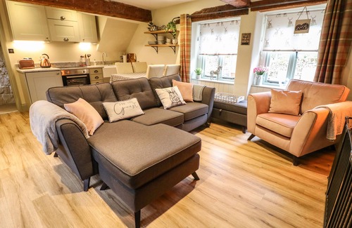 Bakewell Cottage | DALE END FARM COTTAGE, pet friendly, with hot tub in Winster