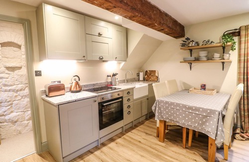 Bakewell Cottage | DALE END FARM COTTAGE, pet friendly, with hot tub in Winster
