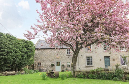 Bakewell Cottage | DALE END FARM COTTAGE, pet friendly, with hot tub in Winster