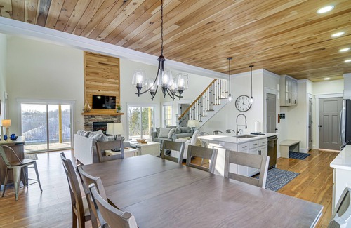 Burkesville Cottage | Dale Hollow Cottage w/Covered Porch & Lake Views!