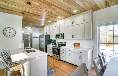 Burkesville House | Dale Hollow Cottage with Covered Porch and Lake Views!