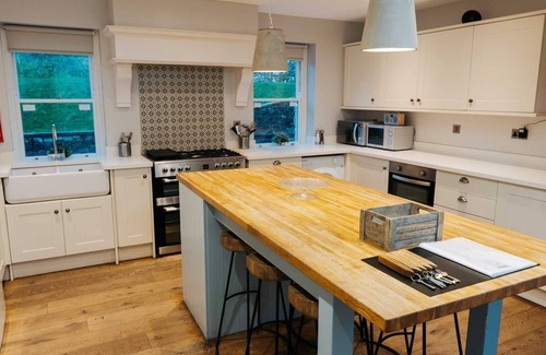 Litton House | Dale House, large farmhouse in Litton with cosy country pub and fabulous walks close by.