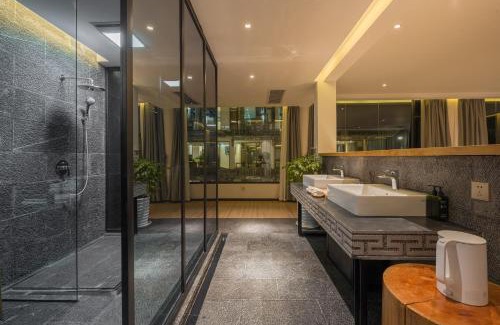 Dali Town Hotel | Dali Muhai Island Designer Seaview Manor