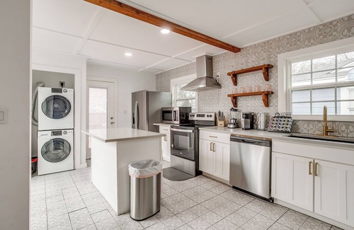 Oak Cliff House | Dallas 3BR | King Beds | Fire Pit | 6mi to DT