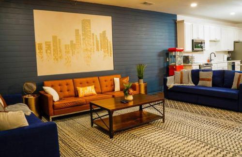 South Dallas - Fair Park House | Dallas 4BR Large yard w HOT TUB , Fire pit and basketball Hoop