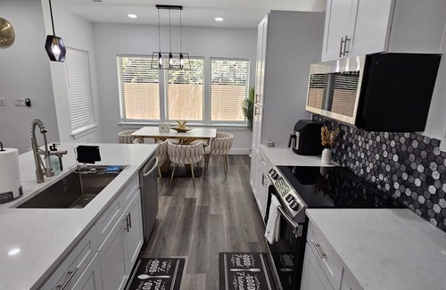West Dallas House | Dallas Captivates and Inspires