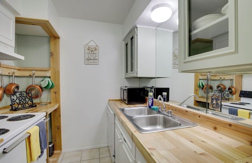 Knox - Henderson Apartment | Dallas Condo w/Pool Access - Walk to Knox Street!