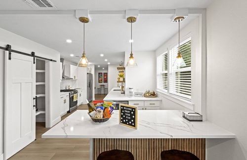 West Dallas House | Dallas Getaway! Pool, BBQ Grill, Central, Family Friendly, Luxe!