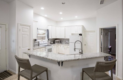 Dallas County House | 🔷 Dallas House on 1 acre fenced & gated - Accommodations for up to 20. Events OK