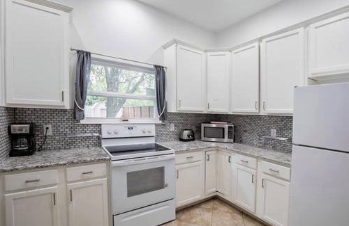 Dallas County House | 🔷 Dallas House on 1 acre fenced & gated - Accommodations for up to 20. Events OK