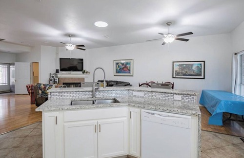 Dallas County House | 🔷 Dallas House on 1 acre fenced & gated - Accommodations for up to 20. Events OK