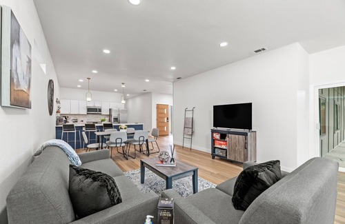 Northeast Dallas House | Dallas Luxe Retreat- Lavish 4-Bedroom Escape