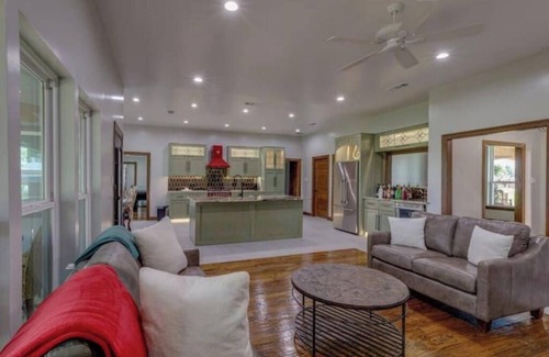 Sachse House | Dallas Retreat Ideal for Business + Great Parking