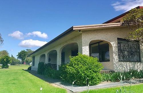 Bowman Farm House | Dam It Getaway- Homestead