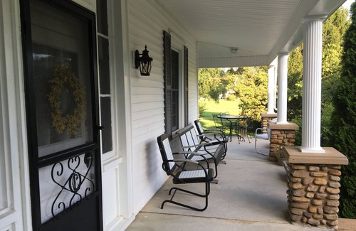 Damascus House | Damascus,VA-3BR Farmhouse close to Town, Creeper Trail & river!