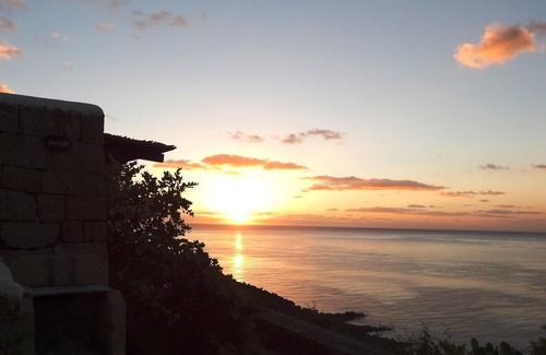 Pantelleria House | Dammuso well cared directly on the sea