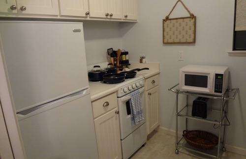 Santa Rosa Cottage | Dan's Place. Cozy Cottage in Quiet Older Santa Rosa Neighborhood