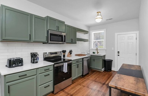 Shandon Apartment | Dana's Cottage| 1 King Bed | Close to USC Stadium