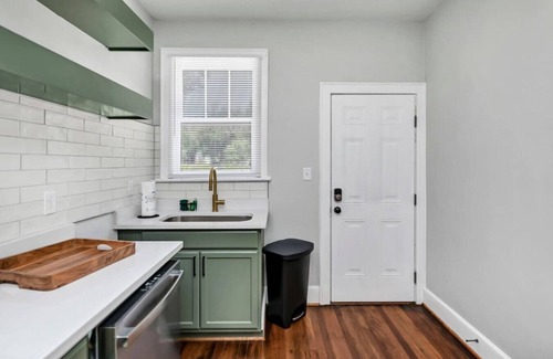 Shandon Apartment | Dana's Cottage| 1 King Bed | Close to USC Stadium
