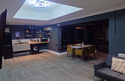 Hanmer Hotel | Dancenter Birmingham Airport Near Nec