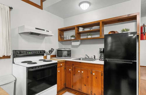 Blairsville Cabin | Dancing Bear Cabin – Family-Friendly Mountain Getaway near Helen