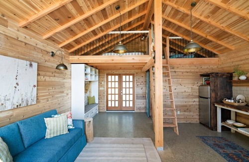 Sooke Cottage | Dancing Bees Cottage - A "Rustic-Chic" Cabin near the Secluded Ella Beach