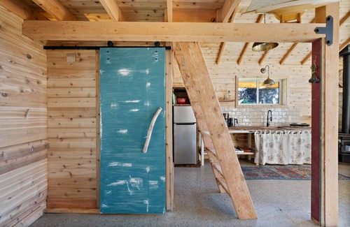 Sooke Cottage | Dancing Bees Cottage - A "Rustic-Chic" Cabin near the Secluded Ella Beach