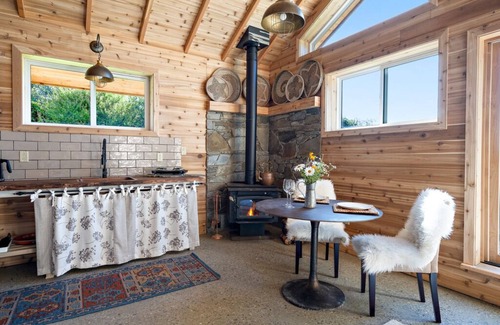 Sooke Cottage | Dancing Bees Cottage - A "Rustic-Chic" Cabin near the Secluded Ella Beach