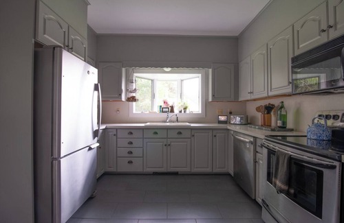Jeffersonville House | Dancing Doe Estate with Wood Stove, Hot Tub & Firepit